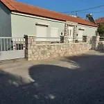 בית נופש Anastasia's Garden House יאליסוס
